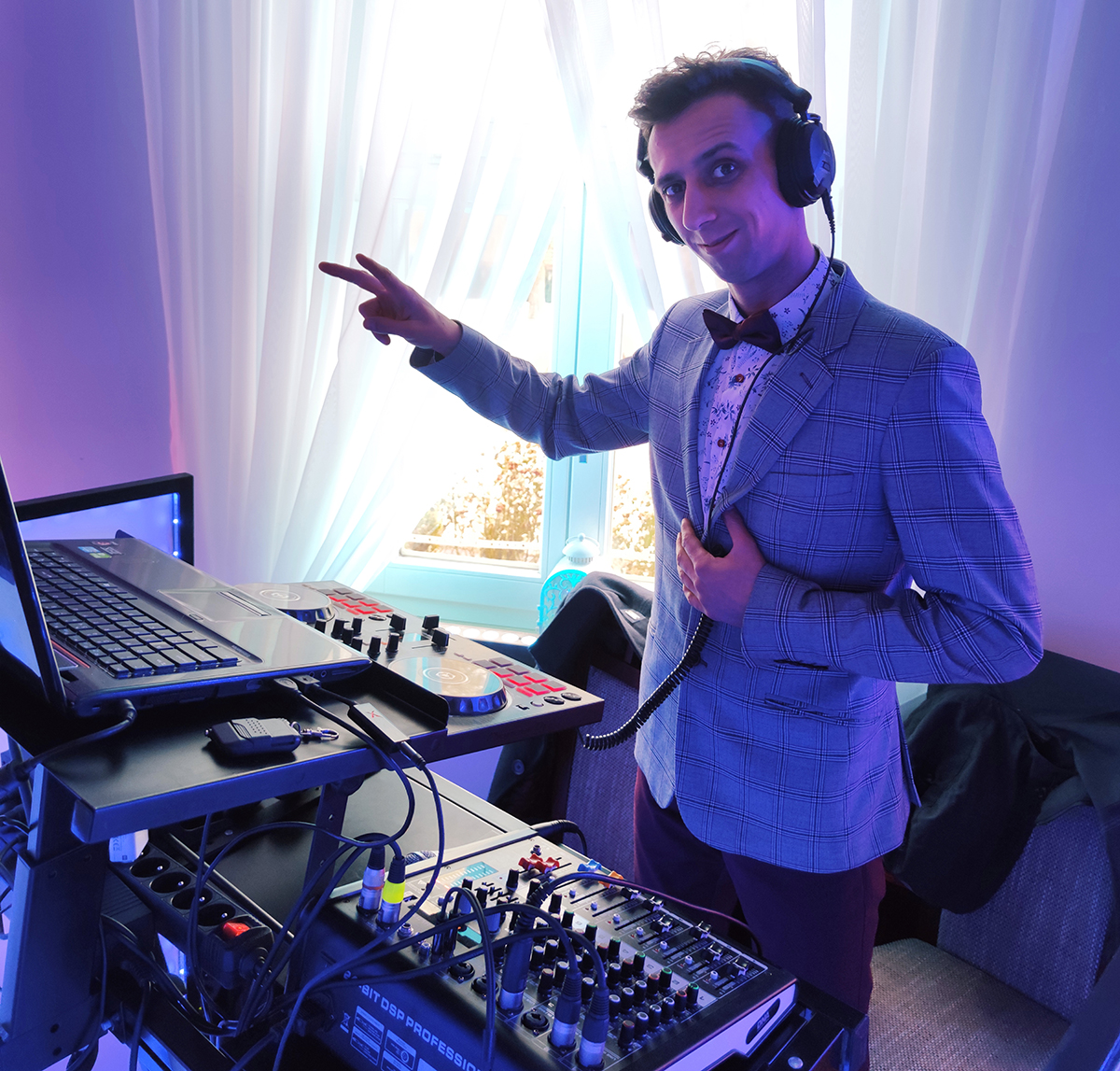 grający DJ